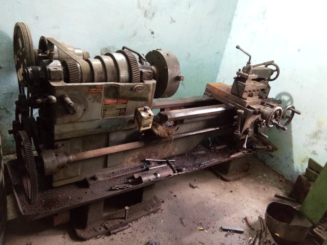 1500 mm (length)  Medium duty lathe machine 
