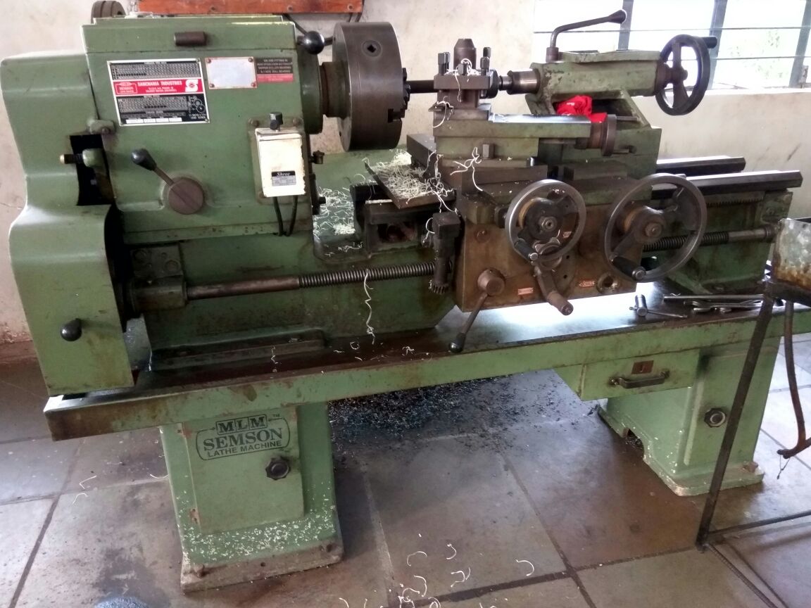 1650 mm (length) Medium duty lathe machine